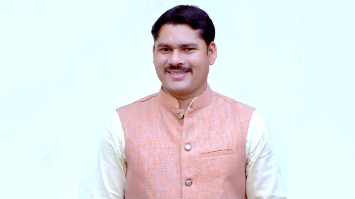 टीकमगढ़ कांग्रेस प्रत्याशी को किस बात का सता रहा डर? स्ट्रांग रूम के बाहर अभी से क्यों देने लगे पहरा? कांग्रेस प्रत्याशी पंकज अहिरवार