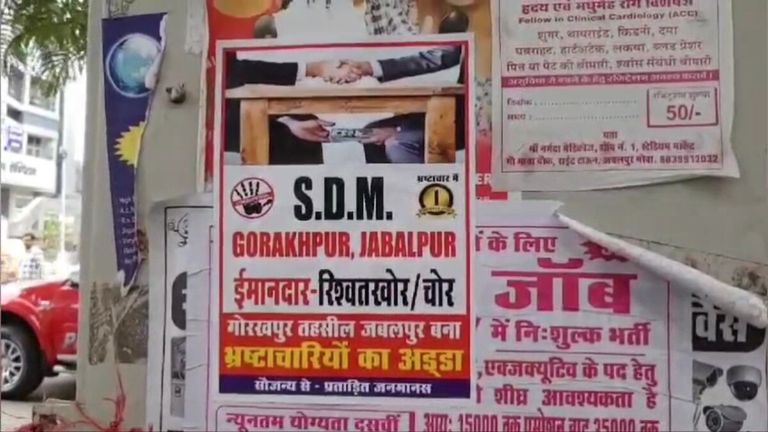 जबलपुर के इस बड़े अधिकारी के शहर में लगे पोस्टर, बताया रिश्वतखोर एसडीएम Jabalpur SDM