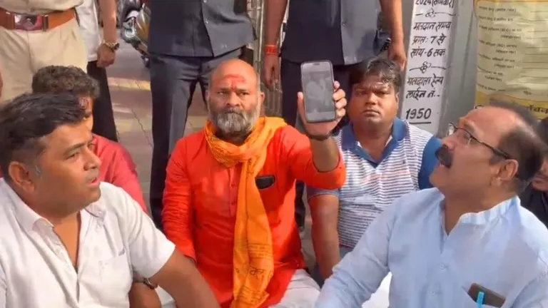 Ujjain: पीठासीन अधिकारी की बात सुन कांग्रेस प्रत्याशी ने जमकर कर दिया हंगामा, कलेक्टर ने लिया बड़ा एक्शन धरने पर बैठे कांग्रेस प्रत्याशी महेश परमार