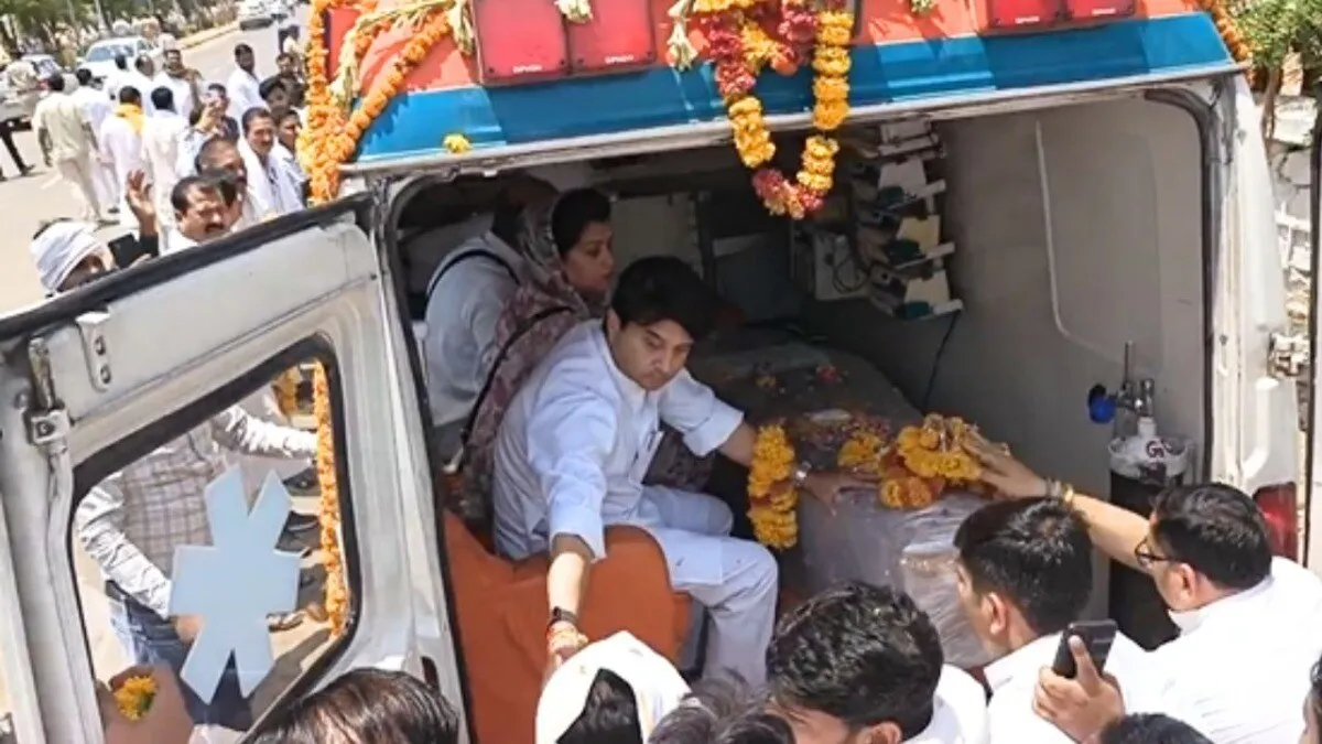 एंबुलेंस में राजमाता की पार्थिव देह
