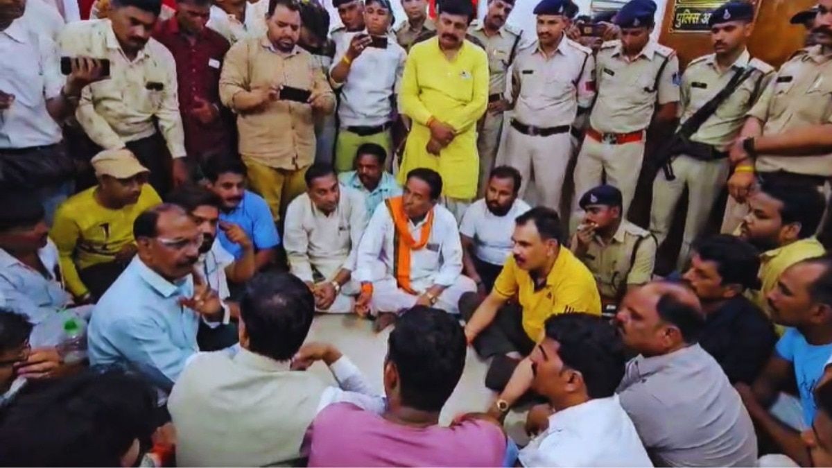 पैसे लेने की जिद पर अड़ गए BJP विधायक, सैंकड़ों कार्यकर्ताओं के साथ घेर लिया थाना, जानें क्या है माजरा? NewsTak