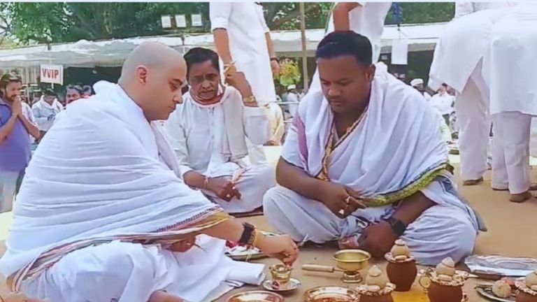 Madhavi Raje Scindia: मां के अंतिम संस्कार के दूसरे दिन छतरी मैदान पहुंचे ज्योतिरादित्य सिंधिया, नम आंखों से निभाई रस्में NewsTak