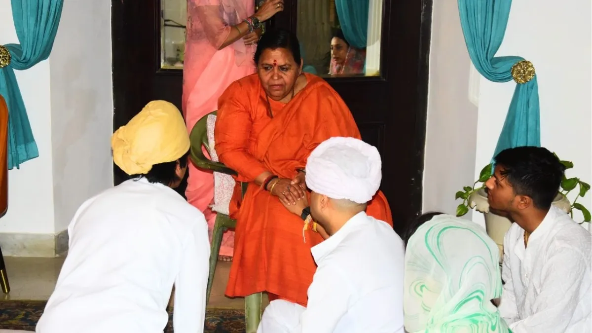 सिंधिया को मानती हूं बेटा, नहीं खलने दूंगी माता-पिता की कमी, जय विलास पहुंची उमा भारती का बड़ा बयान सिंधिया का हाथ पकड़कर बैठी उमा भारती