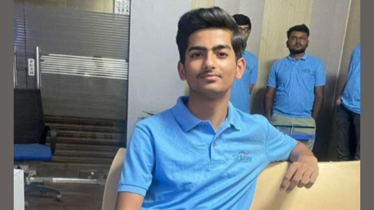 JEE Advanced 2024: ग्वालियर के स्पर्श गुप्ता 33वीं रैंक लाकर बने स्टेट टॉपर, सोशल मीडिया से दूरी बनाकर पाई बड़ी सफलता NewsTak