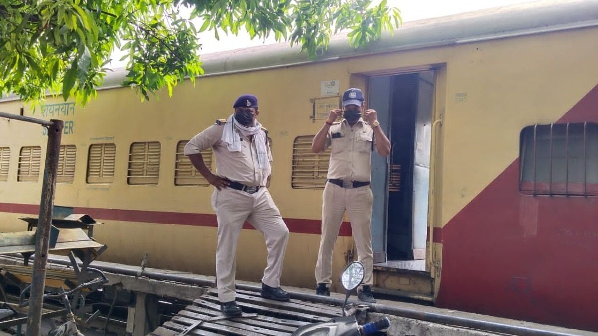 Crime News: इंदौर में धड़ तो देहरादून में हाथ-पैर, ट्रेन में खौफनाक हालत में मिली महिला की लाश, मर्डर मिस्ट्री से पुलिस भी दंग NewsTak