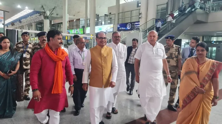 PM मोदी से पहले वाराणसी पहुंचे कृषि मंत्री शिवराज, विश्वनाथ के दर्शन किए फिर कर दिया ये बड़ा ऐलान Union Agriculture Minister Shivraj Singh Chauhan
