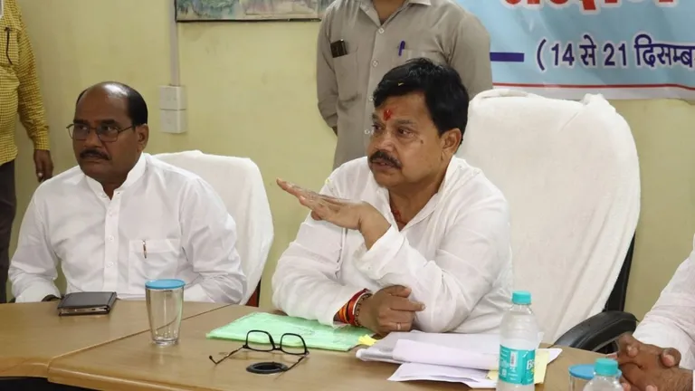 बिजली कटौती से परेशान अशोकनगर वालों ने ज्योतिरादित्य सिंधिया को कर दी खबर, फिर दौड़े-दौड़े पहुंचे ऊर्जा मंत्री तोमर NewsTak