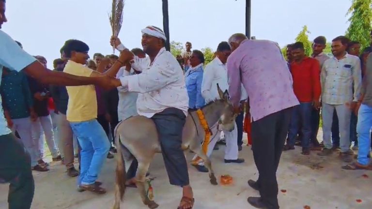 Dhar: बारिश के लिए अजब-गजब टोटका, व्यक्ति को गधे पर बैठाकर शमशान में किया ये काम... NewsTak