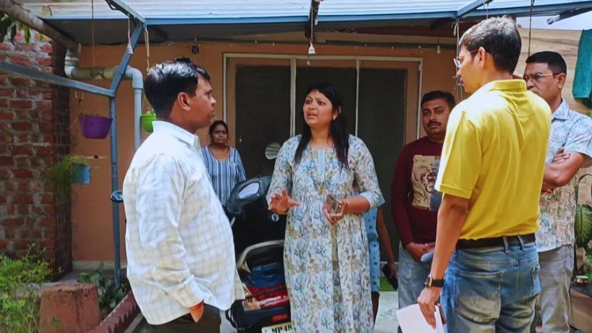 Betul: बहू ने दीवार खड़ी कर बुजुर्ग ससुर को किया कैद, सास ने लगाए बंदी बनाने के आरोप NewsTak