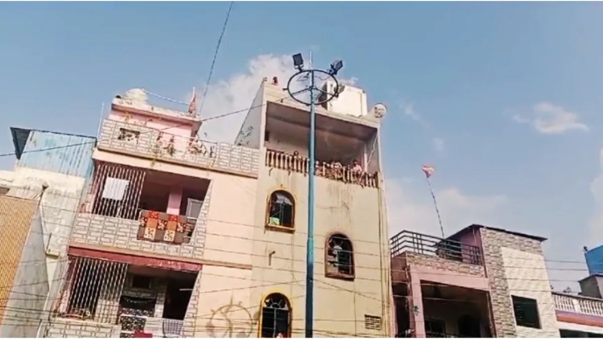 मकान गिराने की कार्रवाई शुरू