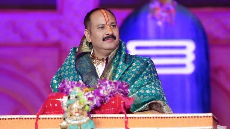 Pradeep Mishra: पंडित प्रदीप मिश्रा ने बरसाना पहुंचकर मांगी माफी, बढ़ते विरोध के बाद क्या बोले कथावाचक? जानें Pandit Pradeep Mishra Katha