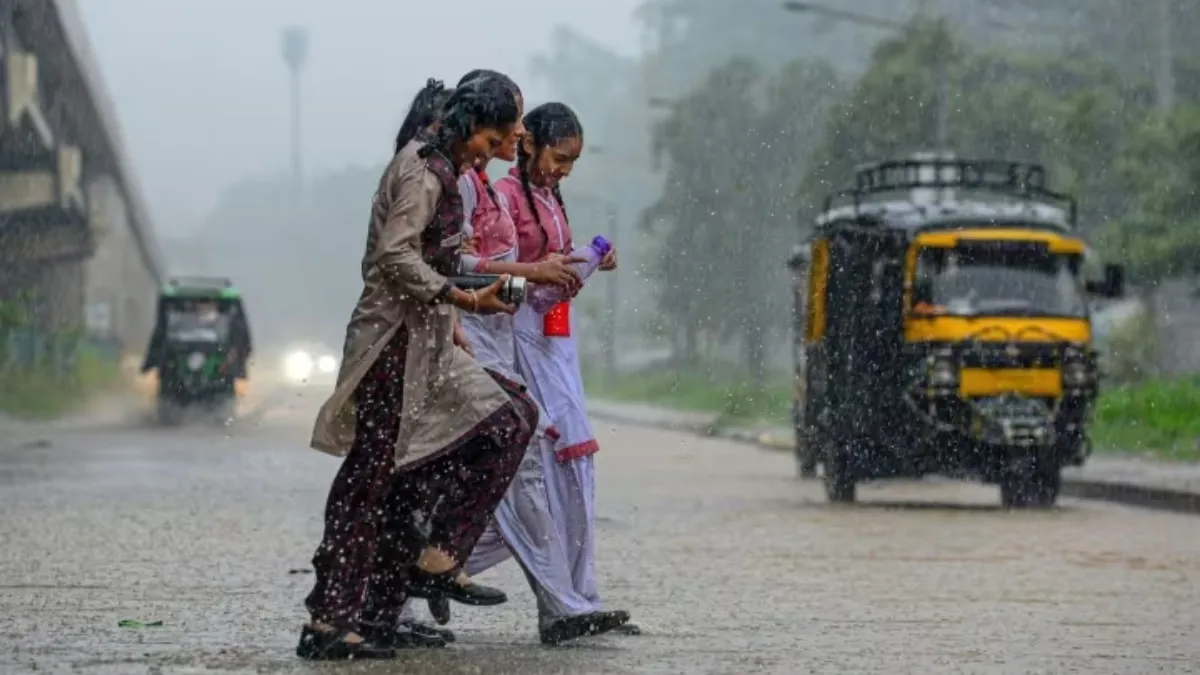 यूपी में कई जगहों पर भारी से बहुत भारी बारिश होने की संभावना है.