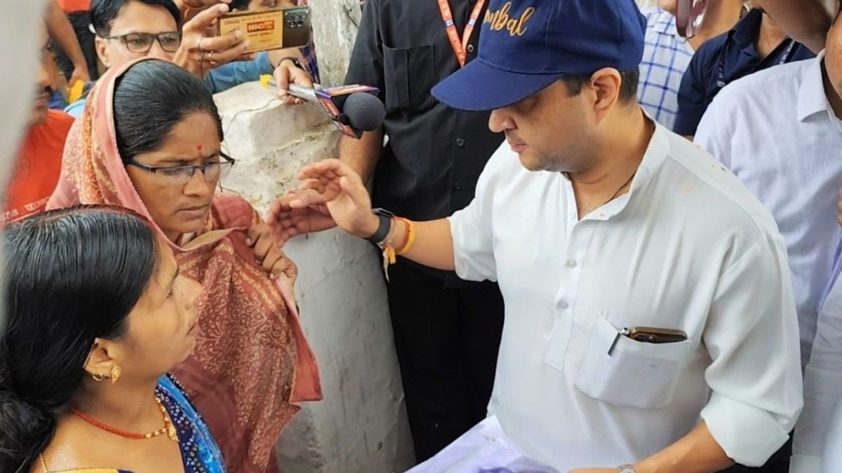 सिंधिया से बोली महिलाएं आपको वोट दिया सुनना पड़ेगा.