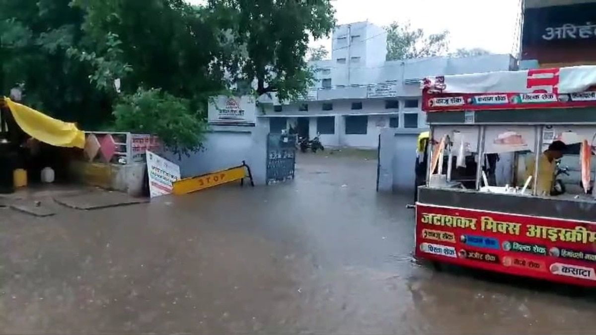 MP Weather News: मध्यप्रदेश में कुछ इलाकों में तेज बारिश तो अन्य इलाकों में उमस से लोग परेशान Heavy Rain in Madhya Pradesh