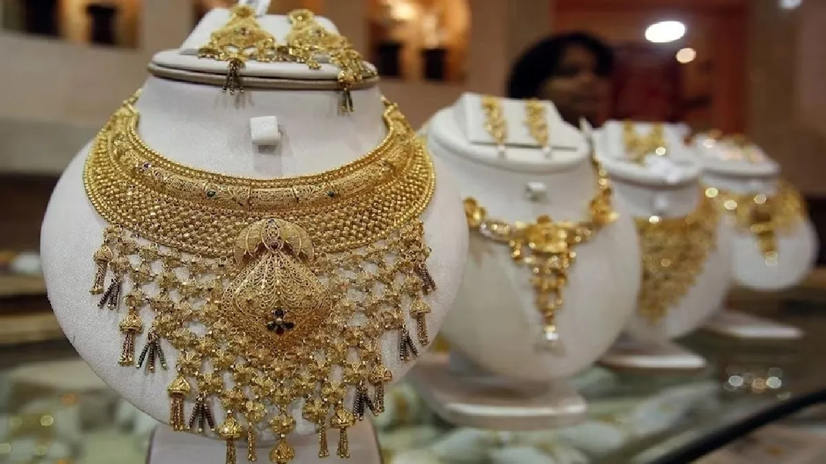 Gold Price Today: आम बजट के बाद सोने की फीकी पड़ी चमक, गिरावट लगातार जारी, चांदी भी कमजोर Gold Rates Today