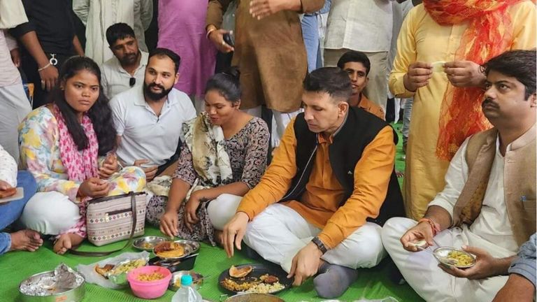 Budhni by-election: कांग्रेस ने अपनाई बीजेपी की रणनीति, कार्यकर्ताओं के साथ जीतू पटवारी ने की टिफिन पार्टी Jitu Patwari reached Budhni