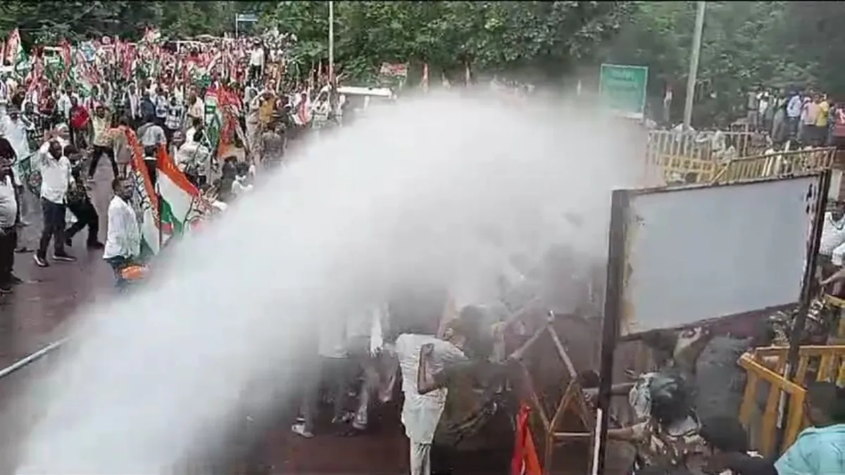 नीट और नर्सिंग घोटाले को लेकर कांग्रेस ने किया हल्ला बोल, छतरपुर में कांग्रेसियों को काबू करने चलानी पड़ी वाटर कैनन Congress held a fierce demonstration in Chhatarpur