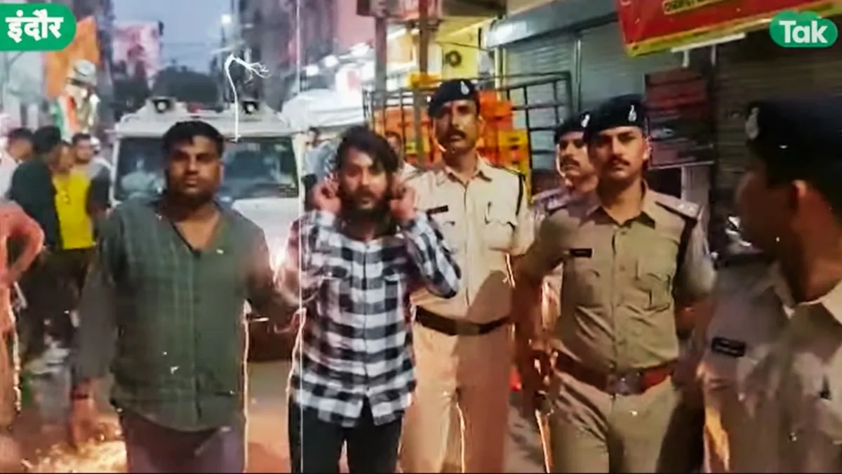 इंदौर में आदिवासी युवक के साथ मारपीट करने वाले दबंगों का पुलिस ने निकाला जुलूस.