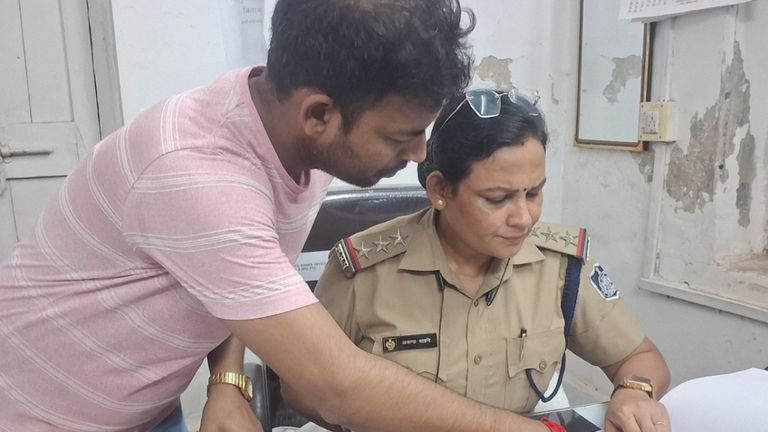 Katni GRP: महिला थाना प्रभारी ने बुजुर्ग महिला और नाबालिग को कमरे में बंद कर निर्ममता से पीटा, अब VIDEO वायरल Katni GRP women police station in-charge's video goes viral