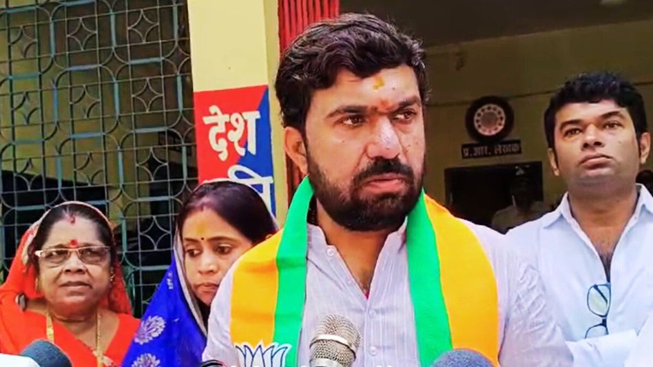 VIDEO: छिंदवाड़ा में वोटिंग से पहले कमलनाथ की बढ़ गई टेंशन, बंटी साहू ने हाथ जाेड़कर दे दी चेतावनी Video Thumbnail