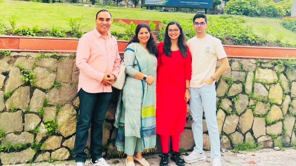 बेटी के IAS बनने की खबर सुन खुशी के मारे रो पड़े पिता आईएएस छोटे सिंह, थोड़ी देर तक रहे नि:शब्द Video Thumbnail