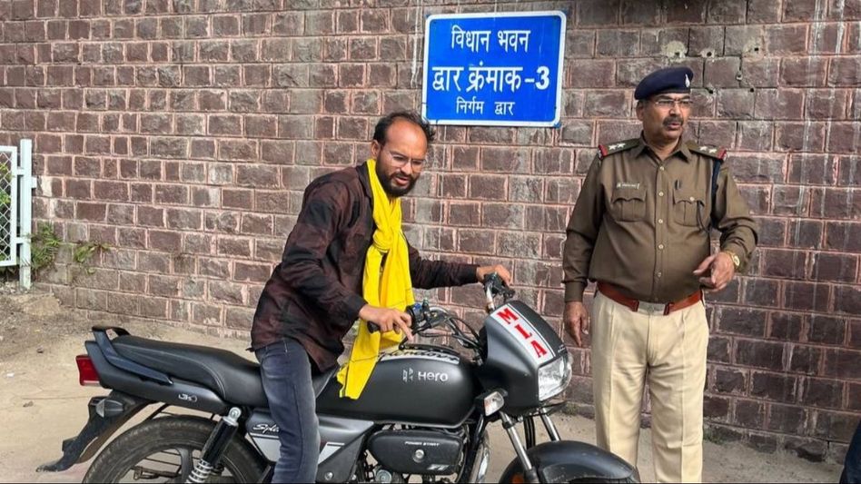 VIDEO: झोपड़ी वाले विधायक कमलेश डोडियार का क्या सियासत से हो गया मोह भंग? हाथ में किताबें लिये नजर आए Video Thumbnail