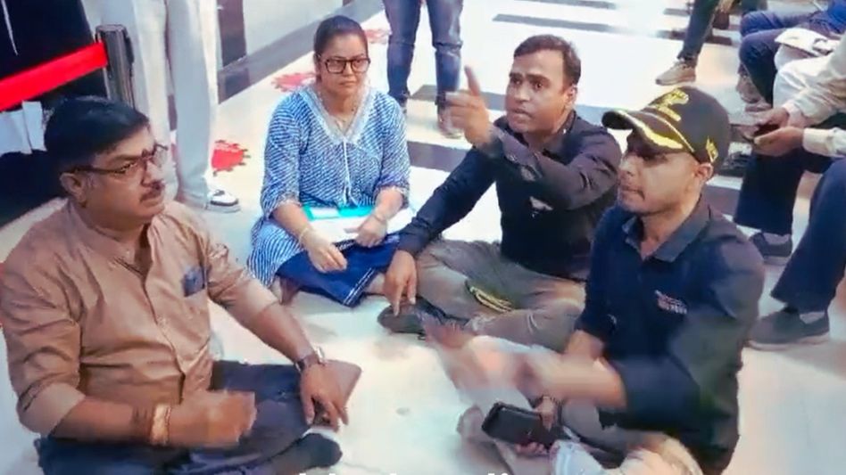 निर्दलीय प्रत्याशी पर बनाया गया नामांकन वापस लेने का दबाव? कांग्रेस ने BJP पर लगाए गंभीर आरोप, जमकर बवाल Video Thumbnail