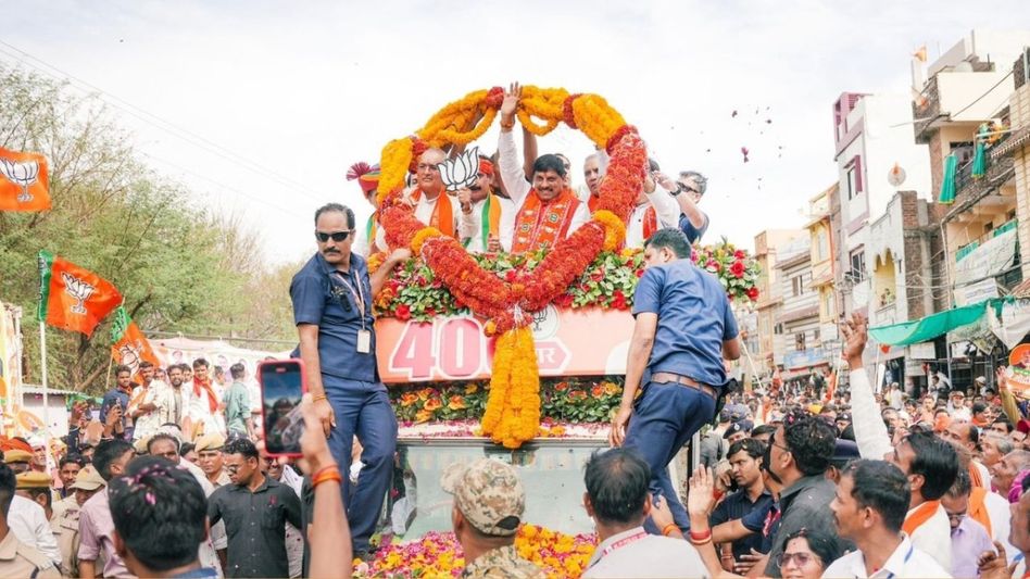 Rajgarh Seat: रथ पर सवार CM खुशी में लहरा रहे थे गदा, तभी रामनिवास रावत ने पकड़ लिया सिर, VIDEO वायरल Video Thumbnail