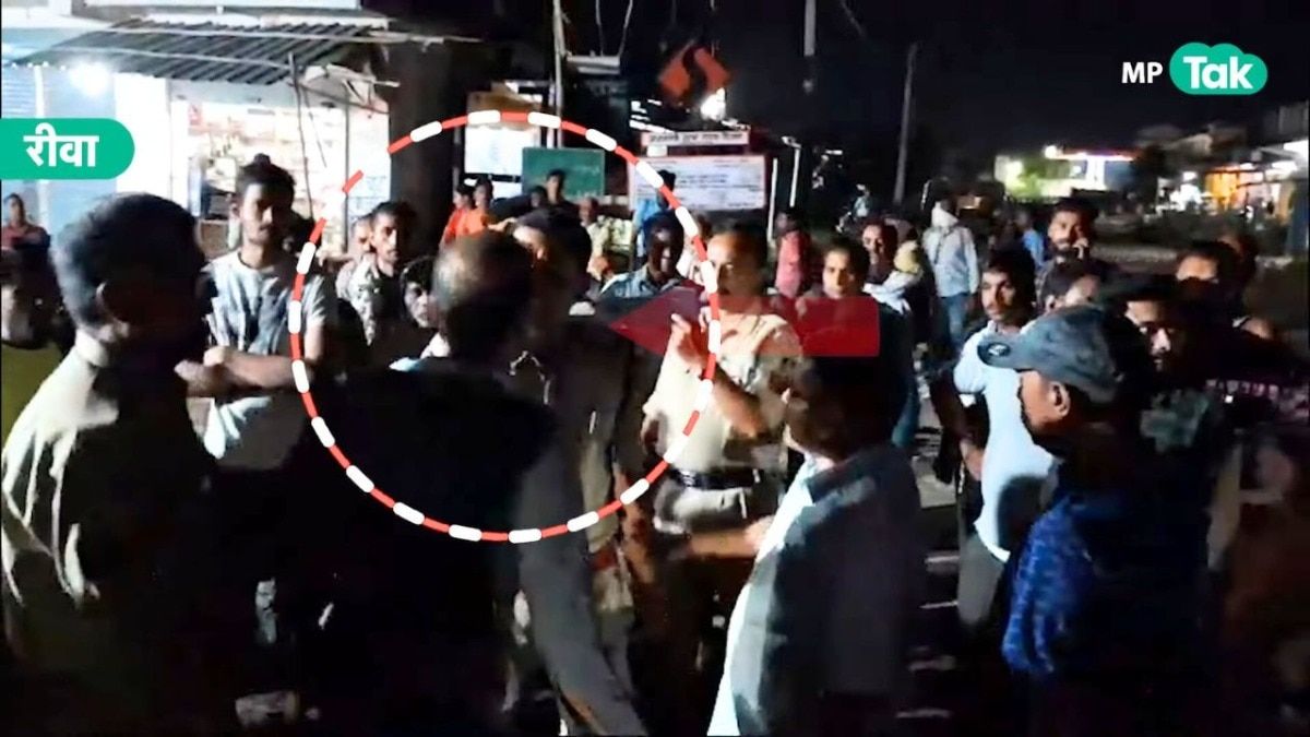 VIDEO: पुलिस को सरेआम वर्दी उतरवाने की धमकी देने लगा युवक, फिर हुआ ऐसा हाल कि निकल गई हेकड़ी Video Thumbnail