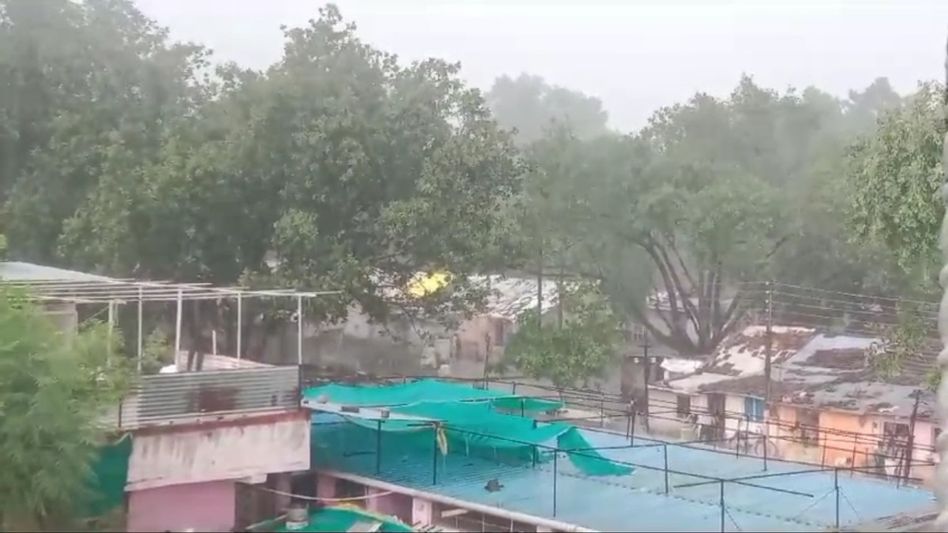 MP Weather: बुरहानपुर के रास्ते मध्यप्रदेश में बारिश की एंट्री, ये वीडियो देखकर ही हो रहा ठंडक का अहसास Video Thumbnail