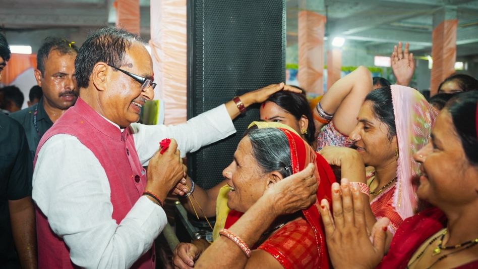 दिल्ली से लौटे कृषि मंत्री शिवराज ने लाड़ली बहनों के लिए कर दी ये बड़ी घोषणा, टाइम भी बता दिया, जानें Video Thumbnail