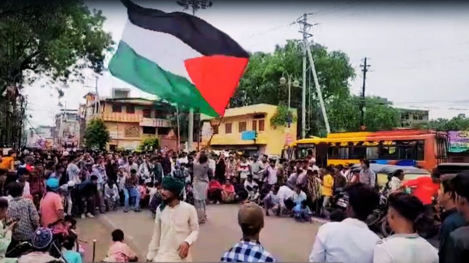 MP में मोहर्रम के जुलूस में बवाल, खंडवा और राजगढ़ में लहराए फिलिस्तीन के झंडे, हो सकती है कार्रवाई Video Thumbnail