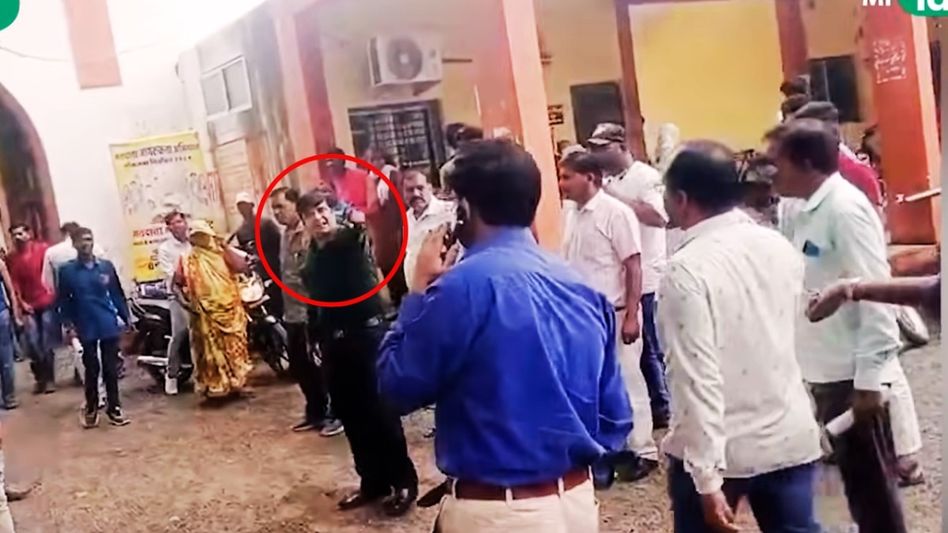 MP के दो अफसर भिड़े, SDM बोले- ब्राह्मण हूं फंसाने की धमकी दी, CMO ने कहा- आदिवासी हूं प्रताड़ित किया Video Thumbnail
