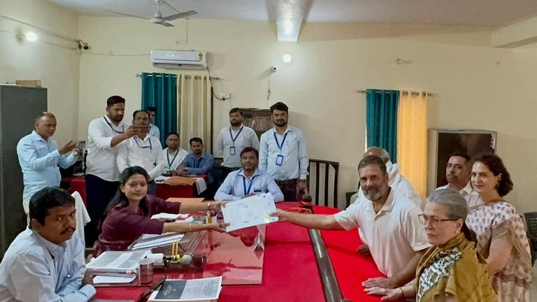 Lok Sabha Election News Live: मां सोनिया गांधी और बहन प्रियंका के साथ राहुल गांधी ने रायबरेली से किया नामांकन NewsTak