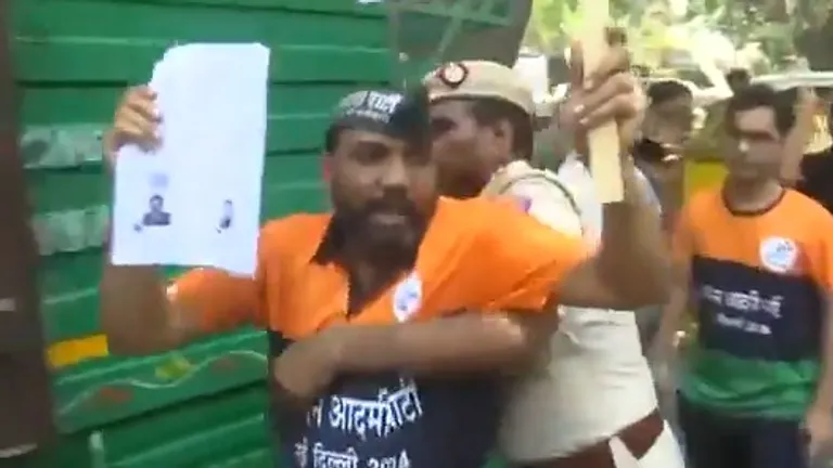 Lok Sabha Election News Live: BJP दफ्तर नहीं जा पाए केजरीवाल, ये बातें बोलकर लौटे AAP ऑफिस AAP workers