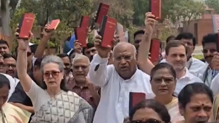 National News Live Updates: सोनिया गांधी, खड़गे और राहुल गांधी सहित INDIA ब्लॉक के नेताओं ने बीजेपी सरकार का किया विरोध NewsTak