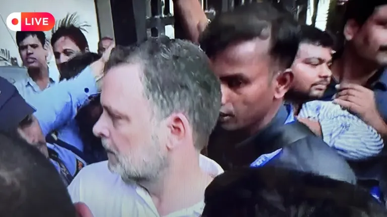 INDIA Bloc Protest Live Updates : चुनाव आयोग कार्यालय पहुंचने की कोशिश में आकाशवाणी भवन के गेट तक पहुंचे राहुल गांधी INDIA ब्लॉक के प्रदर्शन के दौरान पुलिस की कार्रवाई जारी