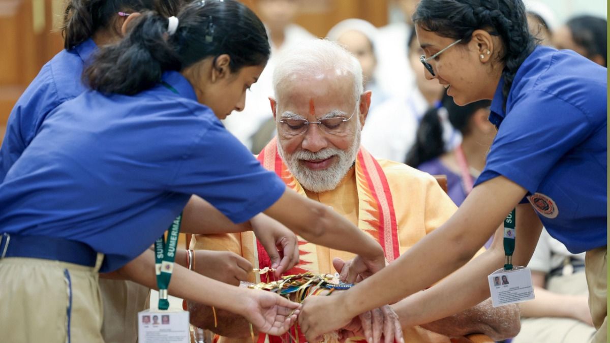 प्रधानमंत्री नरेंद्र मोदी 7 लोक कल्याण मार्ग पर बच्चियों और ब्रह्मकुमारी बहनों संग रक्षाबंधन मनाते हुए