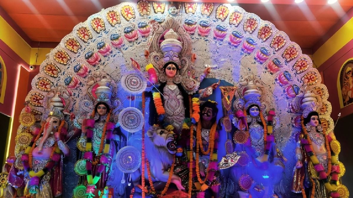Greater Noida West: सोसायटियों में उत्सव का माहौल, दुर्गा-पूजा और दशहरा की धूम...देखें Photos