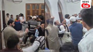 मेरठ में नमाज के बाद मस्जिद में हो गया घमासान, मिठाई बांटने को लेकर आपस में ही भिड़े लोग, Video वायरल मेरठ में नमाज के बाद मस्जिद में हो गया घमासान, मिठाई बांटने को लेकर आपस में ही भिड़े लोग, Video वायरल