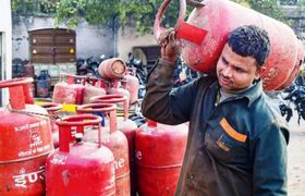 LPG Booking Rule Change: 1 अक्टूबर से बदल जाएगा सिलेंडर बुकिंग का नियम, सब्सिडी चाहिए तो करना होगा ये काम NewsTak