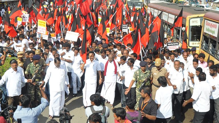 कर्नाटक में फिर भड़का हुआ है कावेरी जल विवाद, सुलझ क्यों नहीं रही आजादी से पहले की ये कॉन्ट्रोवर्सी? कावेरी नदी जल विवाद की वजह से कर्नाटक बंद बुलाया गया है.