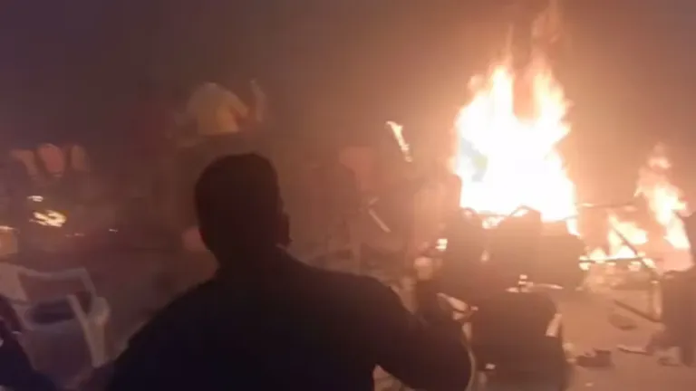 केरल ब्लास्ट मामले में डोमिनिक मार्टिन नाम के शख्स ने किया सरेंडर, विस्फोट की जिम्मेदारी ली केरल में हुए ब्लास्ट में हमास समर्थित चरमपंथियों का हांथ माना जा रहा है. इससे एक दिन पहले हमास चीफ ने केरल में एक सभा को वर्चुअली संबोधित किया था.