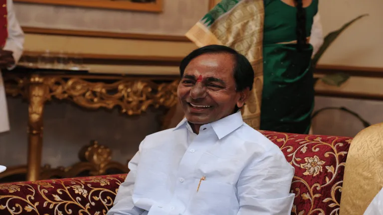 तेलंगाना चुनाव: सर्वे में पिछड़ते नजर आए KCR ने इस मामले में बाजी मारी, क्या बचा पाएंगे CM की कुर्सी? सर्वे के बीच कांग्रेस और बीजेपी दोनों को पटखनी देते नजर आ रहे केसीआर