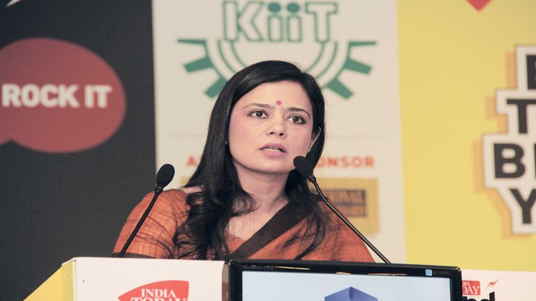 महुआ मोइत्रा ने दर्शन हीरानंदानी को संसद की लॉगिन id, पासवर्ड दिए, बदले में क्या लिया महुआ मोइत्रा पर भारतीय जनता पार्टी (बीजेपी) सांसद निशिकांत दुबे ने पैसे और गिफ्ट लेकर संसद में सवाल पूछने का आरोप लगा रखा है.