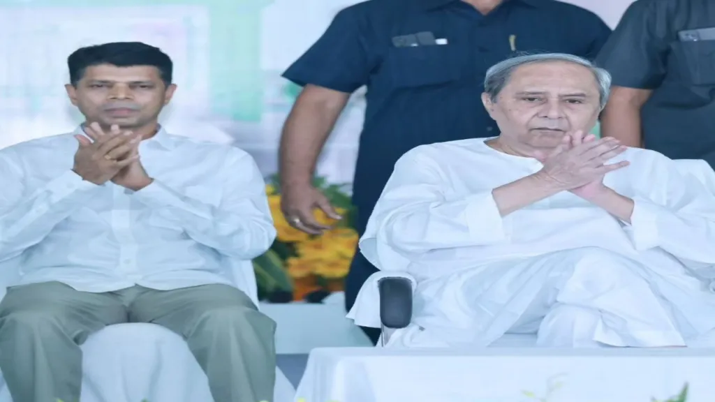 वीके पांडियन, नवीन पटनायक. पांडियन को नवीन पटनायक सरकार में कैबिनेट मंत्री का दर्जा मिला है.