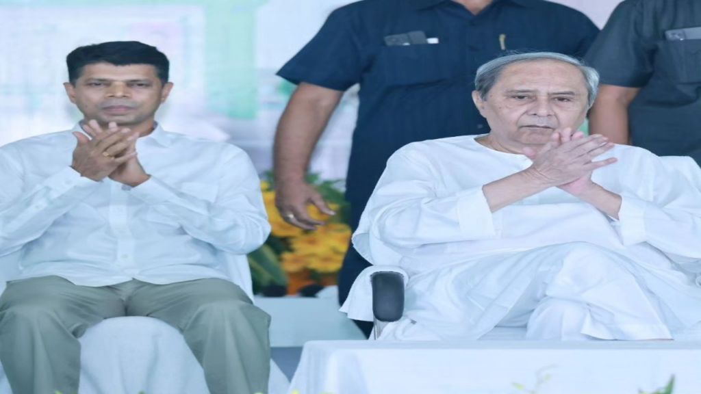 वीके पांडियन, नवीन पटनायक. पांडियन को नवीन पटनायक सरकार में कैबिनेट मंत्री का दर्जा मिला है.