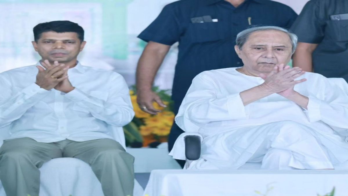 कौन हैं वीके पांडियन जिन्हें समझा जाता है नवीन पटनायक का उत्तराधिकारी? वीके पांडियन, नवीन पटनायक. पांडियन को नवीन पटनायक सरकार में कैबिनेट मंत्री का दर्जा मिला है.