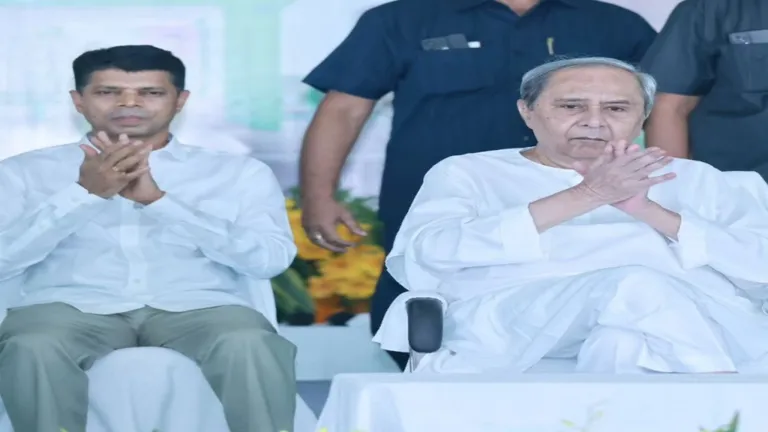 कौन हैं वीके पांडियन जिन्हें समझा जाता है नवीन पटनायक का उत्तराधिकारी? वीके पांडियन, नवीन पटनायक. पांडियन को नवीन पटनायक सरकार में कैबिनेट मंत्री का दर्जा मिला है.