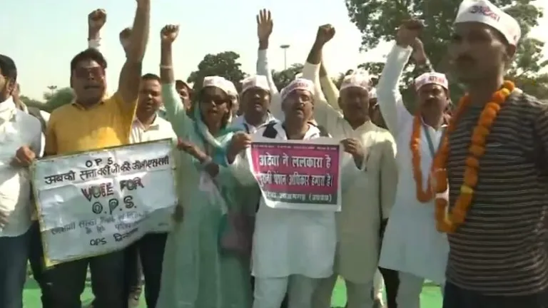 मोदी सरकार के लिए बन गई चुनौती! पुरानी vs नई पेंशन स्कीम के विवाद को समझिए पुरानी पेंशन योजना लागू करने के लिए आंदोलन.